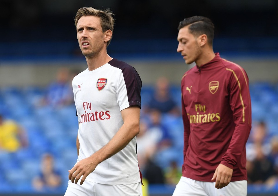 Chelsea 3-2 Arsenal: "Pháo thủ" lại gây thất vọng - 11
Monreal (trái) đã trở lại sau khi bỏ lỡ trận khai mạc