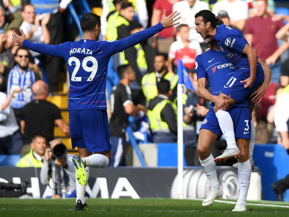 Chelsea 3-2 Arsenal: "Pháo thủ" lại gây thất vọng - 10
Các cầu thủ Chelsea ăn mừng bàn mở tỉ số của Pedro