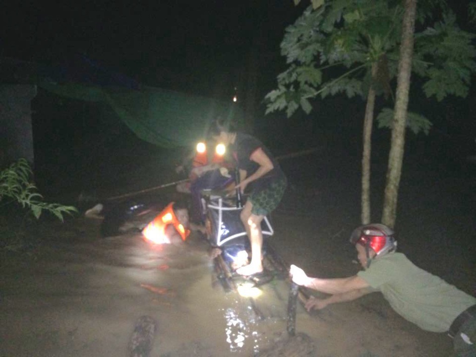Nước lũ dâng cao tận nóc nhà, hàng nghìn hộ dân phải sơ tán - 8 Nước lũ dâng cao tận nóc nhà, hàng nghìn hộ dân phải sơ tán - 8