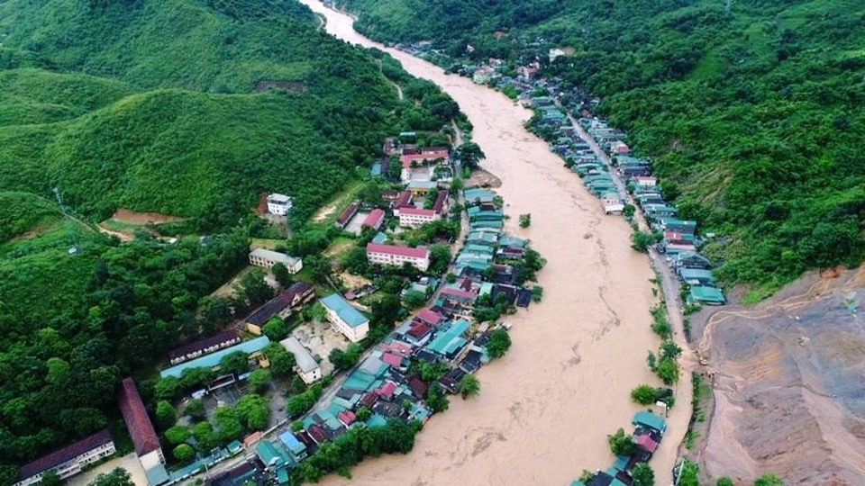 Nước lũ dâng cao tận nóc nhà, hàng nghìn hộ dân phải sơ tán - 20 Thị trấn Mường Xén, huyện Kỳ Sơn bị nước nhấn chìm. Ảnh: Duy Khánh.