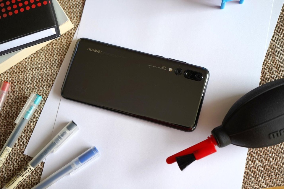 Chuyện về chiếc điện thoại thông minh đầu tiên trên thế giới sở hữu 3 camera sau - 1 “Quái vật chụp hình” HUAWEI P20 Pro phiên bản màu đen