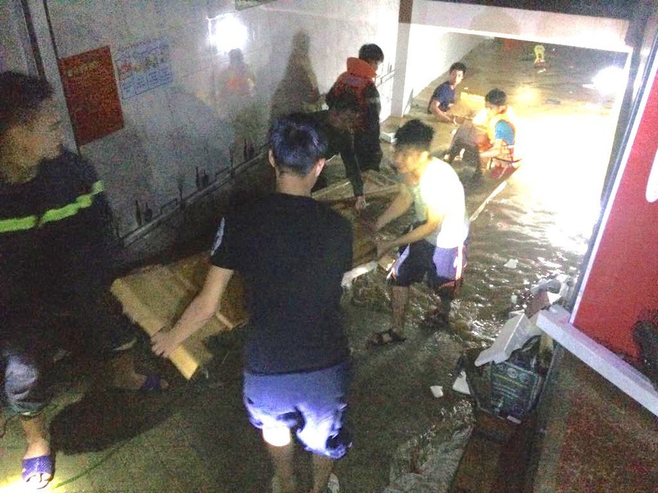 Nước lũ dâng cao tận nóc nhà, hàng nghìn hộ dân phải sơ tán - 9 Nước lũ dâng cao tận nóc nhà, hàng nghìn hộ dân phải sơ tán - 9