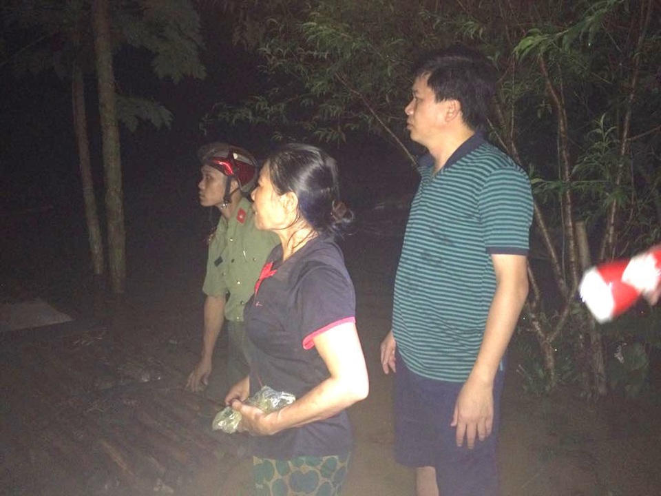 Nước lũ dâng cao tận nóc nhà, hàng nghìn hộ dân phải sơ tán - 10 Bí thư Huyện ủy Con Cuông Nguyễn Đình Hùng có mặt trong đêm chỉ đạo việc sơ tán dân.