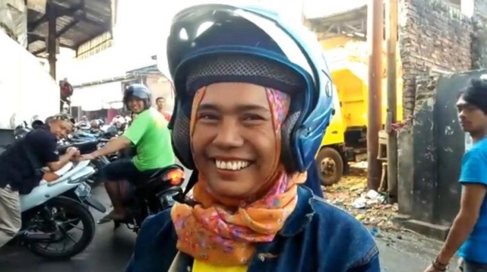 Sốc với bé 2 tuổi được mẹ cho phì phèo mỗi ngày 40 điếu thuốc lá - 3 Bà mẹ vừa cười vừa nói con trai trở nên mất kiểm soát khi thiếu thuốc lá