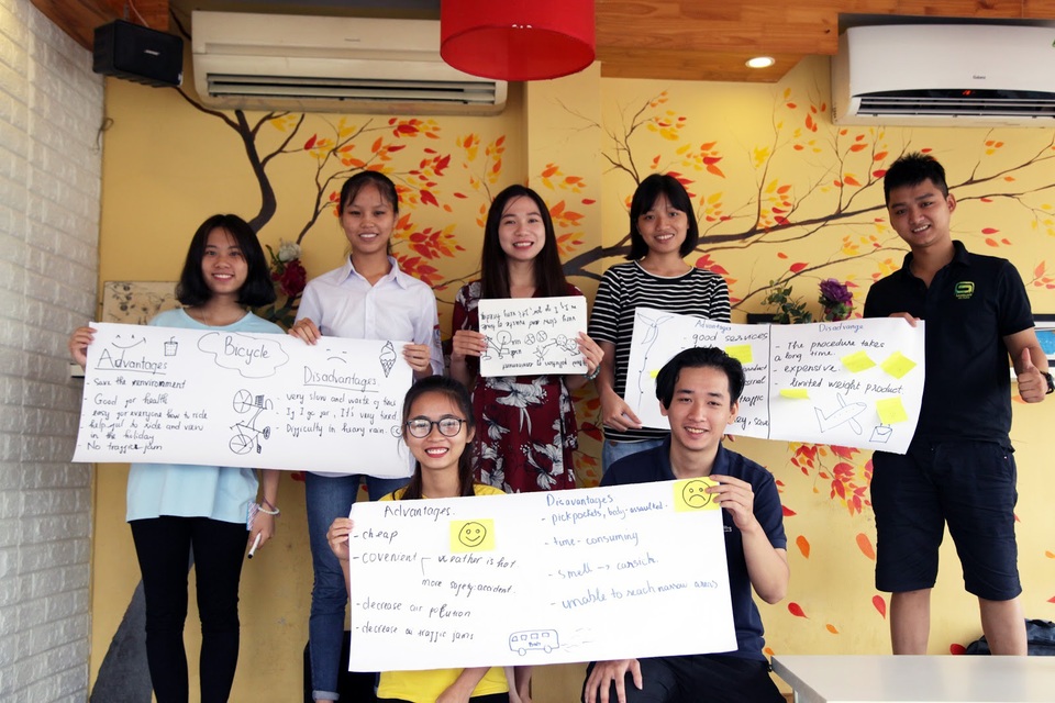 Thạc sĩ xuất sắc tại Anh: Chìa khóa chinh phục tiếng Anh là thực hành tốt - 3
Một buổi học ngoại khóa của “Lớp học 1.000 đồng” luôn tập trung phát triển toàn diện 4 kỹ năng tiếng Anh cùng lúc.