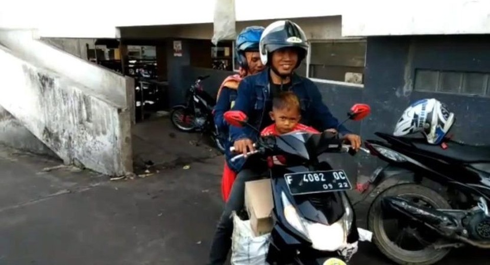 Sốc với bé 2 tuổi được mẹ cho phì phèo mỗi ngày 40 điếu thuốc lá - 4 Cha Rapi cũng không hút thuốc nhiều như con