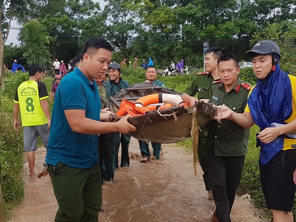 Nước lũ dâng cao tận nóc nhà, hàng nghìn hộ dân phải sơ tán - 12 Nước lũ dâng cao tận nóc nhà, hàng nghìn hộ dân phải sơ tán - 12