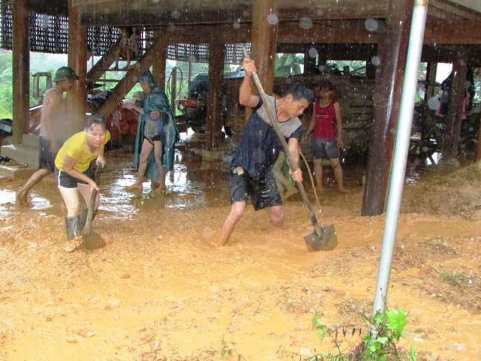 Nước lũ dâng cao tận nóc nhà, hàng nghìn hộ dân phải sơ tán - 24 Cán bộ, nhân nhân... gồng mình chống mưa lũ.