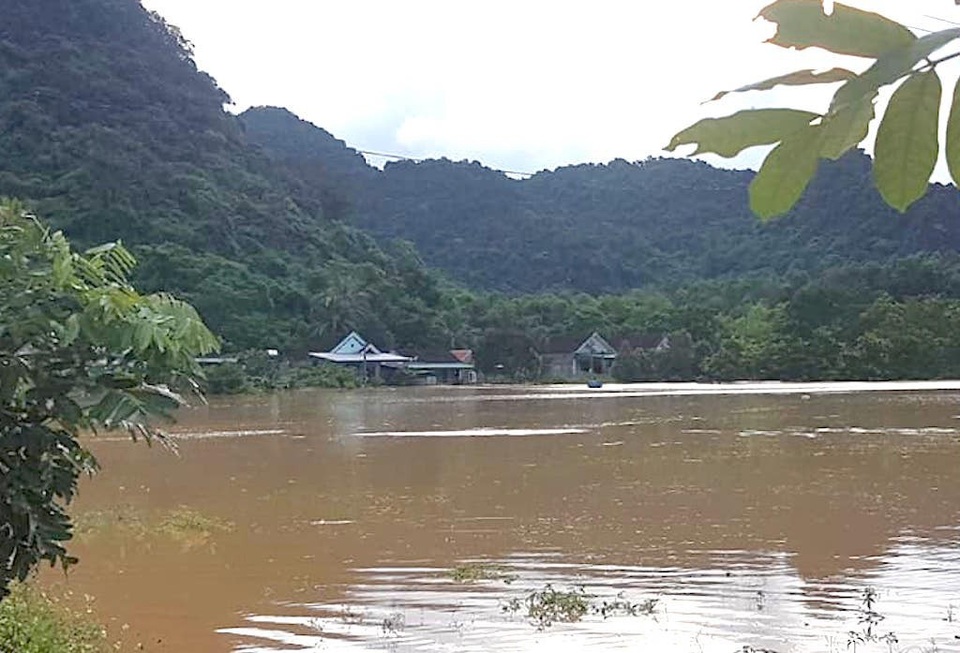 Nước lũ dâng cao tận nóc nhà, hàng nghìn hộ dân phải sơ tán - 17 Nước lũ dâng cao tận nóc nhà, hàng nghìn hộ dân phải sơ tán - 17