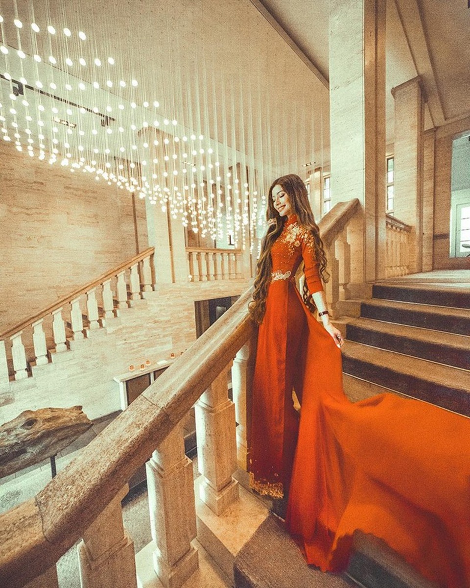 "Công chúa tóc mây" gốc Việt gây sốt với bộ ảnh chụp nơi quê nhà - 5
Nữ blogger gốc Việt rất tự hào về quê hương của mình, và thường xuyên chia sẻ những hình ảnh mặc áo dài truyền thống, viết post trên mạng xã hội bằng tiếng Việt.
