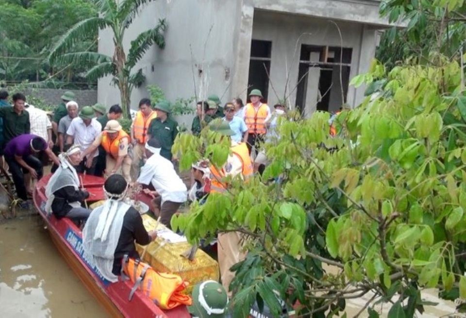 Công an giúp dân đưa thi hài người chết vượt lũ lên bờ mai táng - 2 Cảnh sát đường thủy, Công an Thanh Hóa giúp người dân đưa thi thể người đã mất vượt lũ đi mai táng