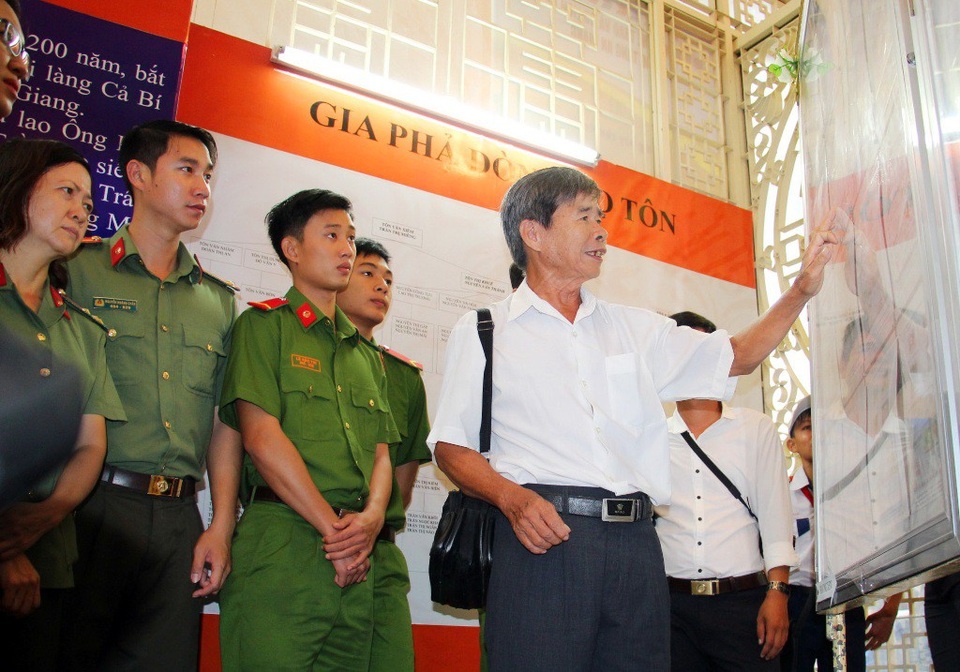Triển lãm tem bưu chính học sinh - sinh viên - 1 Ngay sau buổi khai mạc, rất đông khách tham quan đến xem triển lãm