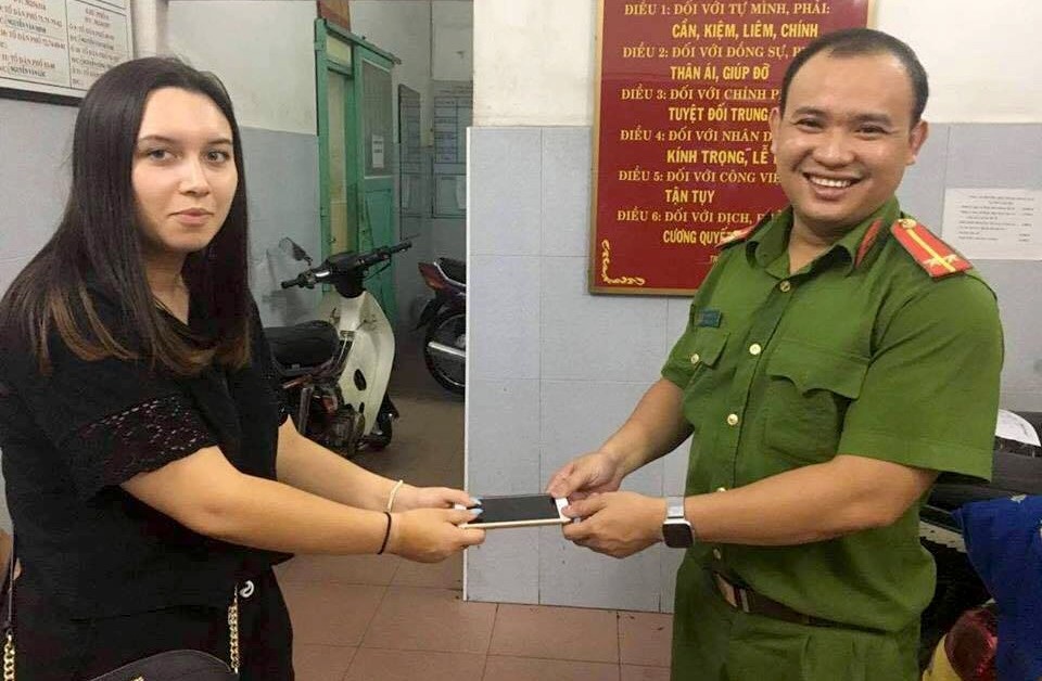 Công an bắt gọn 2 nữ quái dàn cảnh móc túi du khách nước ngoài - 2 Đại diện công an trao trả chiếc điện thoại cho nữ du khách
