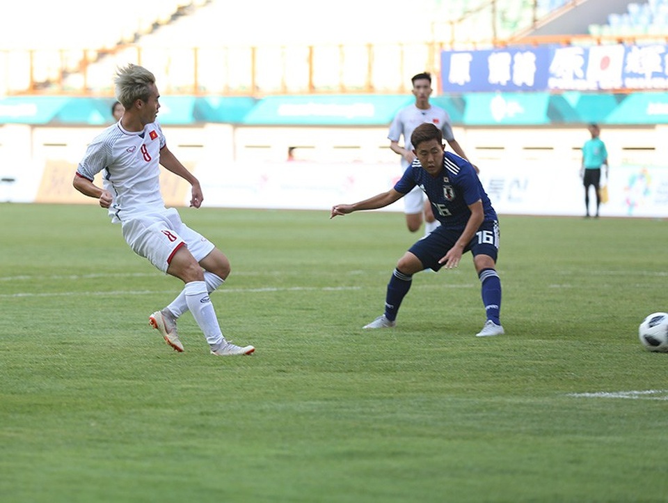 Olympic Việt Nam 1-0 Olympic Nhật Bản: Quang Hải chói sáng - 10
Văn Toàn đang chơi đầy năng nổ bên cánh phải