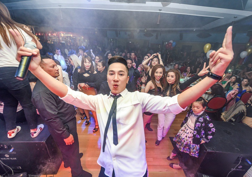 Giọng ca “Ngắm hoa lệ rơi” tụ máu nguy hiểm, bị khán giả đòi xé áo - 3 Anh hát đến 32 bài dù gặp tình trạng không tốt về sức khỏe.