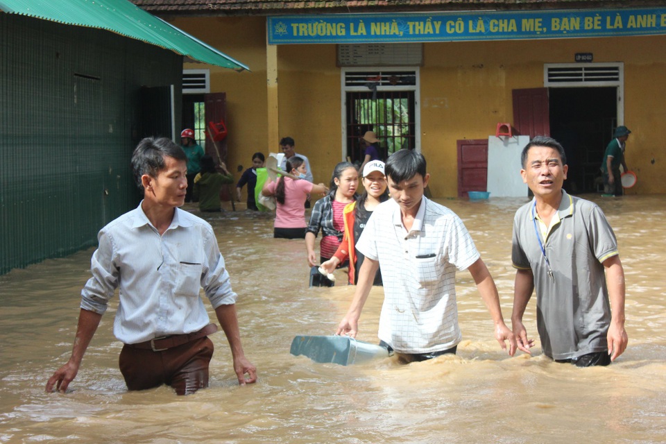 Nghệ An: Nhói lòng nhìn nước lũ dâng nhấn chìm ngôi trường đầu năm học mới - 5
Nước lũ lên nhấn chìm tất cả.