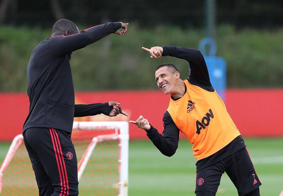 Vắng Sanchez, MU có đủ sức "rửa hận" trước Brighton? - 2
Sanchez đã tập luyện vui vẻ với đồng đội nhưng không hiểu sao anh lại vắng mặt không tới Amex