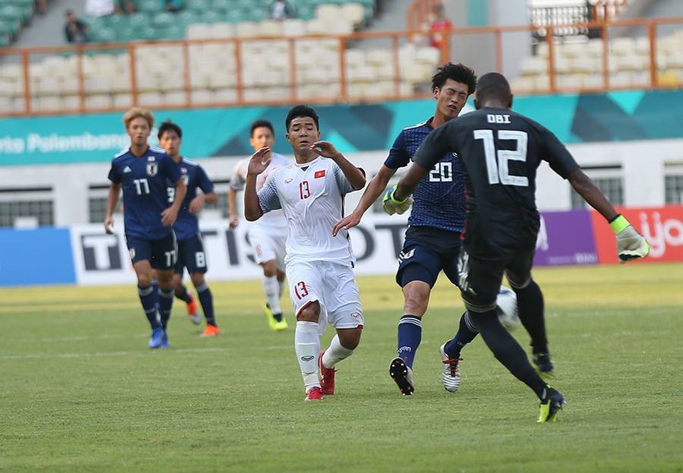 Olympic Việt Nam 1-0 Olympic Nhật Bản: Quang Hải chói sáng - 6
Hà Đức Chinh bị các hậu vệ Nhật Bản theo kèm rất sát
