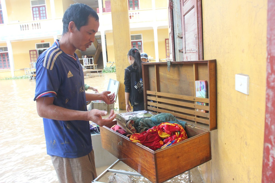 Nghệ An: Nhói lòng nhìn nước lũ dâng nhấn chìm ngôi trường đầu năm học mới - 11 Thầy giáo tìm những gì còn sót lại trong rương đồ khi nước ngập.