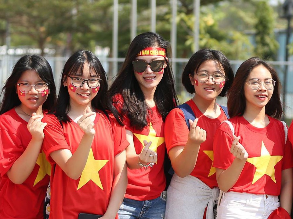 Olympic Việt Nam 1-0 Olympic Nhật Bản: Quang Hải chói sáng - 29
Những cổ động viên nữ ấn tượng đến cổ vũ cho thầy trò HLV Park Hang Seo