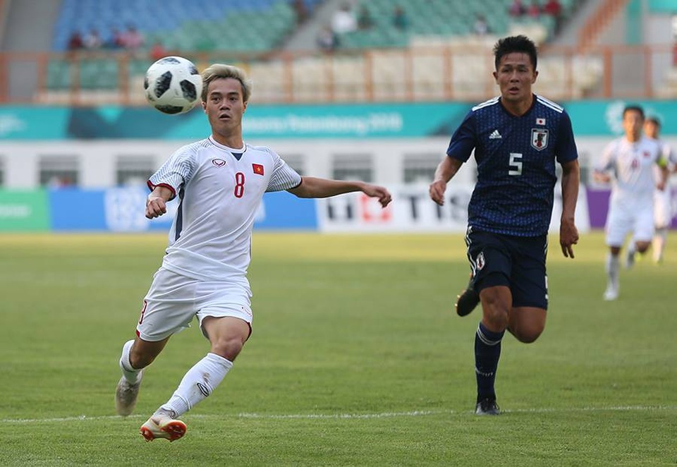 Olympic Việt Nam 1-0 Olympic Nhật Bản: Quang Hải chói sáng - 7
Văn Toàn di chuyển khá rộng ở trận đấu này
