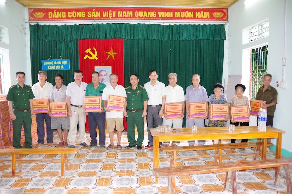 Hối hả dọn bùn sau lũ dữ - 15 BĐBP Nghệ An hỗ trợ lương thực cho các hộ dân trong bản Bà.