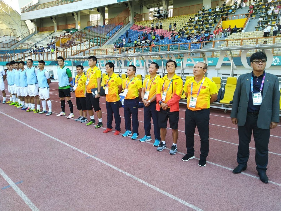 Olympic Việt Nam 1-0 Olympic Nhật Bản: Quang Hải chói sáng - 18
HLV Park Hang Seo và ban huấn luyện Olympic Việt Nam trước trận đấu