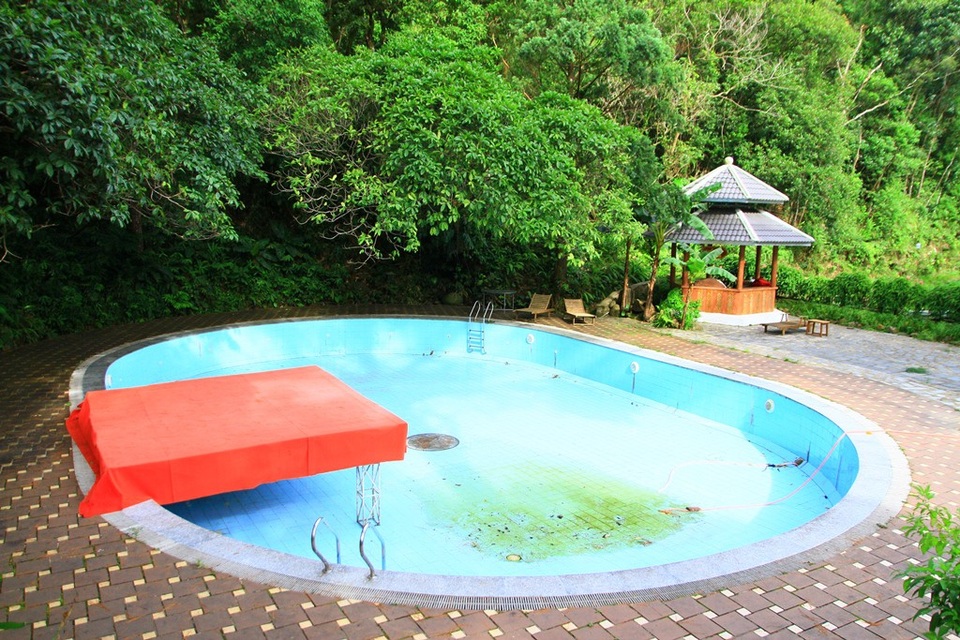 Một thời ký ức biệt thự cổ Pháp và lối sống thượng lưu tại Bạch Mã - 40 Bể bơi xưa ở biệt thự Phong Lan