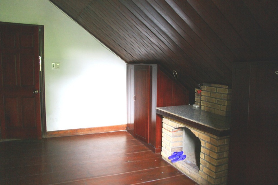 Một thời ký ức biệt thự cổ Pháp và lối sống thượng lưu tại Bạch Mã - 44 Một phòng ngủ đậm phong cách Pháp với lò sưởi còn dùng được