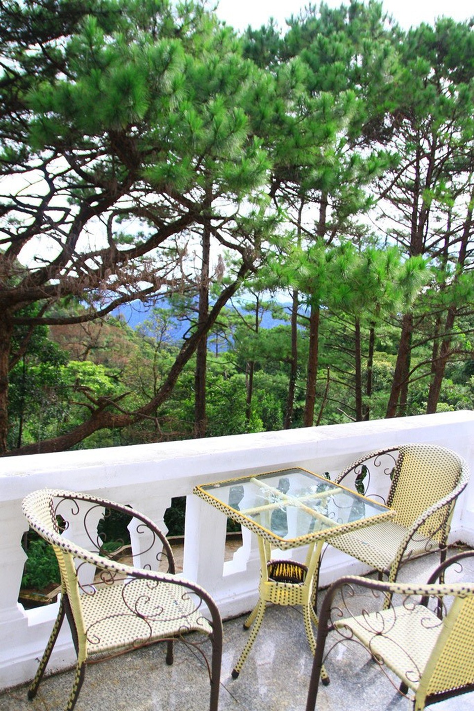 Một thời ký ức biệt thự cổ Pháp và lối sống thượng lưu tại Bạch Mã - 46 Bàn ghế từ sân thượng để ngồi nghỉ mát, thư giãn