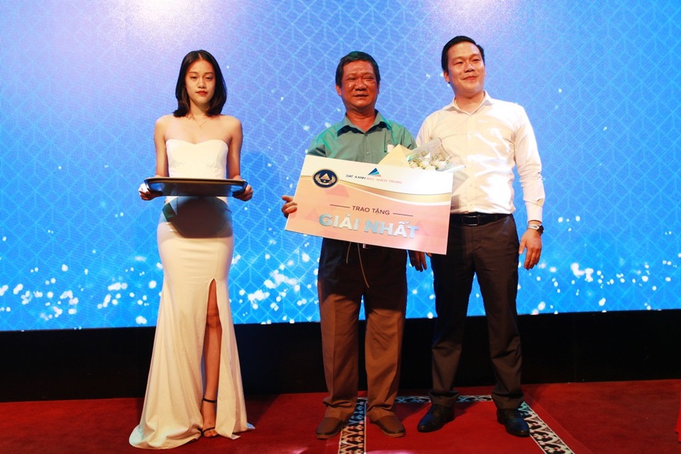 Đất nền lên ngôi, 98% sản phẩm được giao dịch thành công tại lễ mở bán Eco Lake - 9 Với nhiều phần quà giá trị, lễ mở bán Eco Lake kết thúc với những tiếng cười hài lòng của khách hàng
