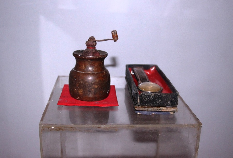 Những kỷ vật bình dị mang đậm "chất người Tôn Đức Thắng" - 11 Chiếc cối xay tiêu của Bác Tôn mua tặng cho người vợ thân yêu khi Bác đi công tác ở Liên Xô