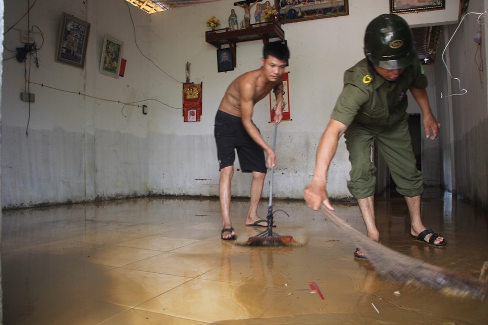 Hối hả dọn bùn sau lũ dữ - 3
Mọi lực lượng được huy động giúp dân.