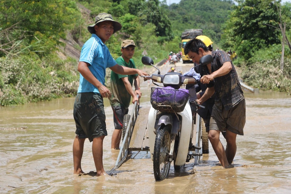 Hối hả dọn bùn sau lũ dữ - 9
Cuộc sống người dân vùng lũ lụt gặp muôn bà khó khăn.
