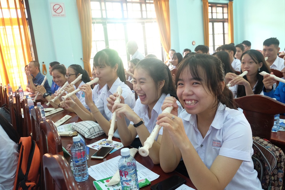 Toạ đàm chia sẻ kinh nghiệm giáo dục Nhật Bản tại Quảng Nam - 2 Học sinh hào hứng với trải nghiệm giờ học âm nhạc với giáo viên Nhật Bản