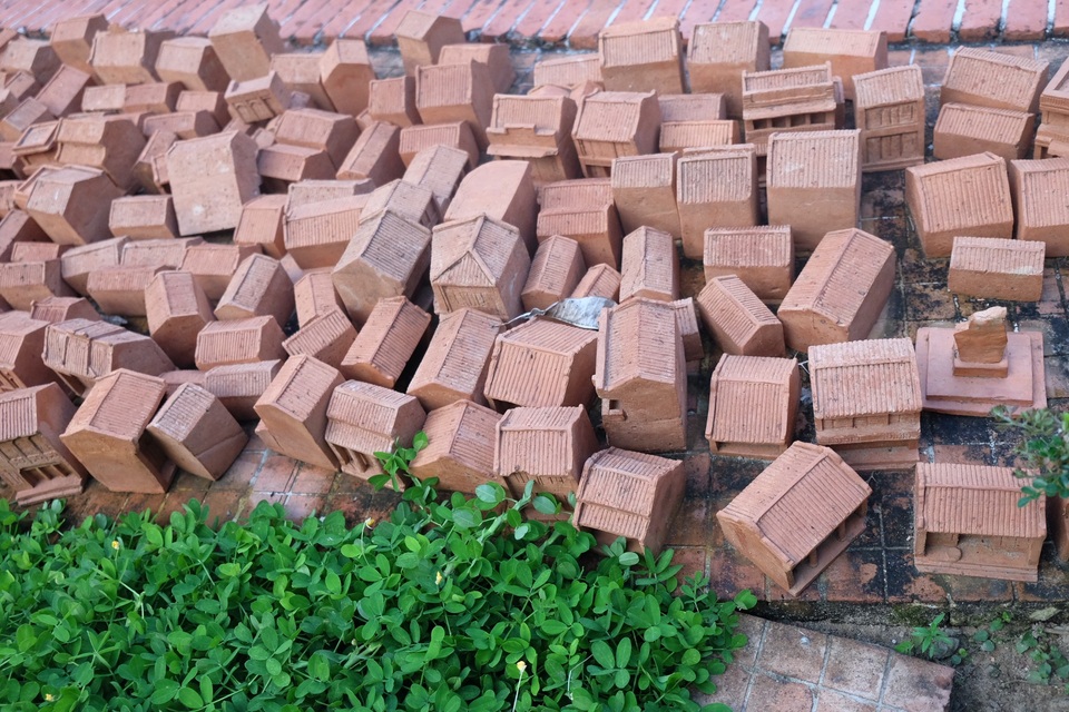 Người dân và du khách sẽ được thưởng lãm, trải nghiệm nhiều hoạt động trong suốt kỳ Festival diễn ra từ 19/8 - 21/8 (ảnh: sản phẩm gốm nghệ thuật trưng bày tại Công viên đất nung Thanh Hà)