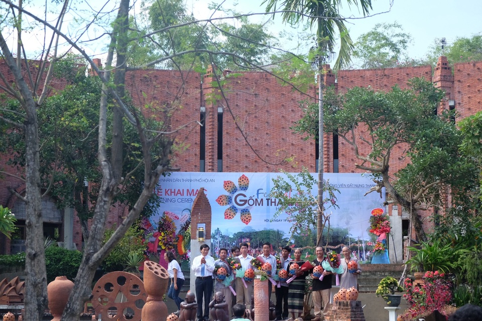 Gần 30 nghệ nhân đến từ 9 làng gốm đỏ và sành khắp cả nước về tham dự sự kiện