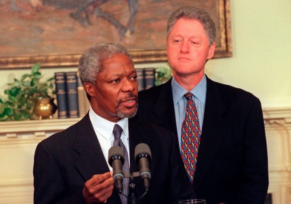 Những phát ngôn ấn tượng của cố Tổng thư ký LHQ Kofi Annan - 1 “Sống là phải lựa chọn. Nhưng để lựa chọn đúng, bạn phải biết mình là ai và đang đứng ở đâu, mình muốn đi đâu và tại sao mình muốn đến đó”. Trong ảnh: Cố Tổng thư ký Liên Hợp Quốc Kofi Annan phát biểu trong cuộc họp báo tại Nhà Trắng cùng cựu Tổng thống Mỹ Bill Clinton năm 1997. (Ảnh: AFP)