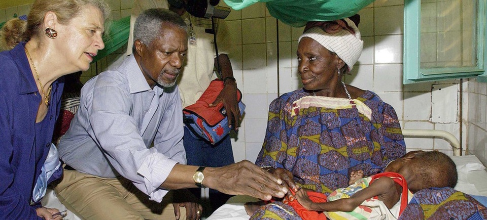 Những phát ngôn ấn tượng của cố Tổng thư ký LHQ Kofi Annan - 4 “Hơn bao giờ hết trong lịch sử loài người, chúng ta cùng nhau chia sẻ một số phận chung. Chúng ta chỉ có thể làm chủ số phận nếu chúng ta đối mặt cùng nhau. Và các bạn của tôi, đó là lý do vì sao chúng ta có Liên Hợp Quốc”. Trong ảnh: Cố Tổng thư ký Liên Hợp Quốc Kofi Annan và phu nhân Nane Annan tới thăm một bệnh nhi tại một bệnh viện ở Nigeria. (Ảnh: UN)