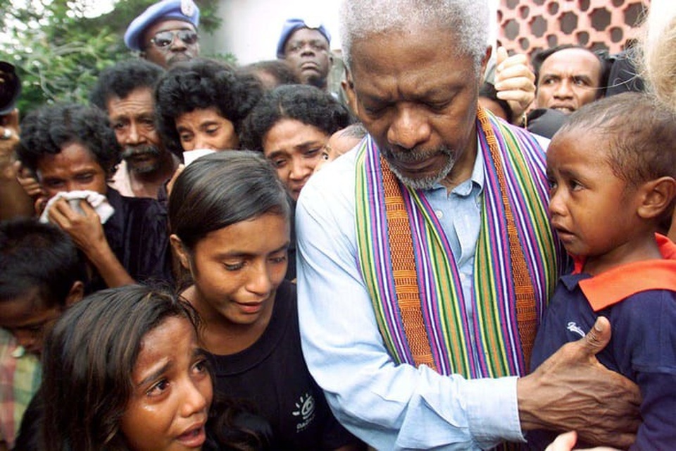 Những phát ngôn ấn tượng của cố Tổng thư ký LHQ Kofi Annan - 6 “Hòa bình chưa bao giờ là một thành tựu hoàn hảo”. Trong ảnh: Cố Tổng thư ký Liên Hợp Quốc chia buồn với gia đình các nạn nhân trong vụ bạo lực ở Đông Timor năm 2000. (Ảnh: Reuters)