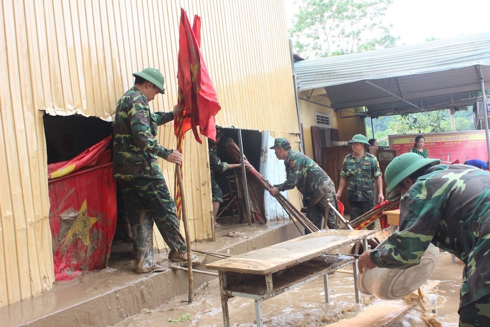 Hối hả dọn bùn sau lũ dữ - 10 Hối hả dọn bùn sau lũ dữ - 10