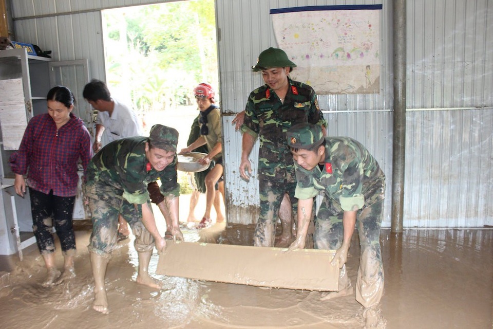 Nghệ An: Nhói lòng nhìn nước lũ dâng nhấn chìm ngôi trường đầu năm học mới - 19
Sau khi “sự cố” lũ lên quá nhanh, không thể xoay sở nổi, trong ngày 19/8 - huyện Con Cuông đã cử lực lượng cán bộ chiến sỹ của Ban chỉ huy quân sự huyện, phối hợp cùng nhân dân địa phương thôn Thanh Nam, phụ huynh và giáo viên học sinh tập trung nạo vét bùn đất, khơi thông cống rãnh, di chuyển đồ đạc lên cao....
