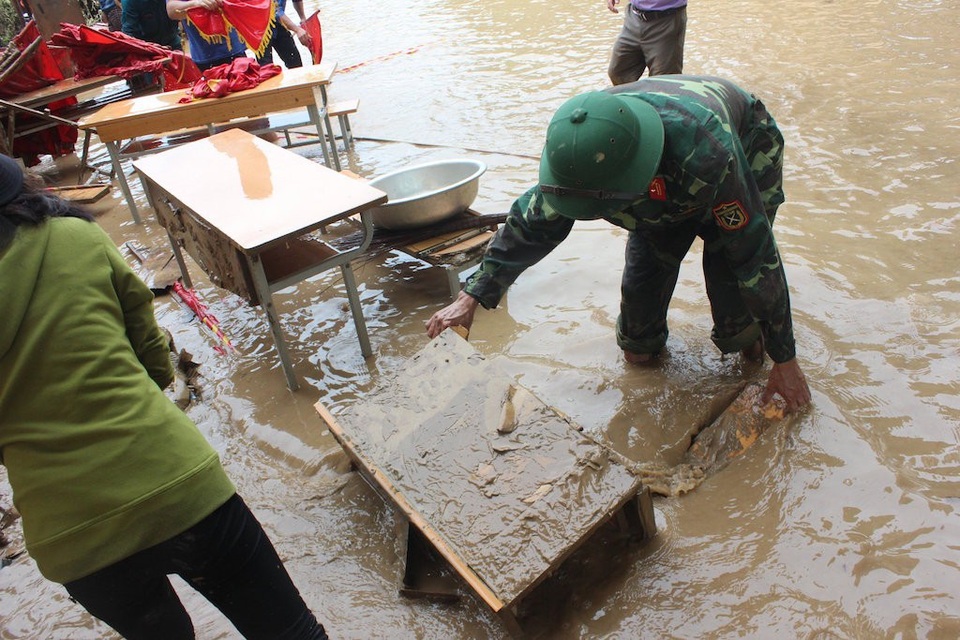 Hối hả dọn bùn sau lũ dữ - 12 Hối hả dọn bùn sau lũ dữ - 12