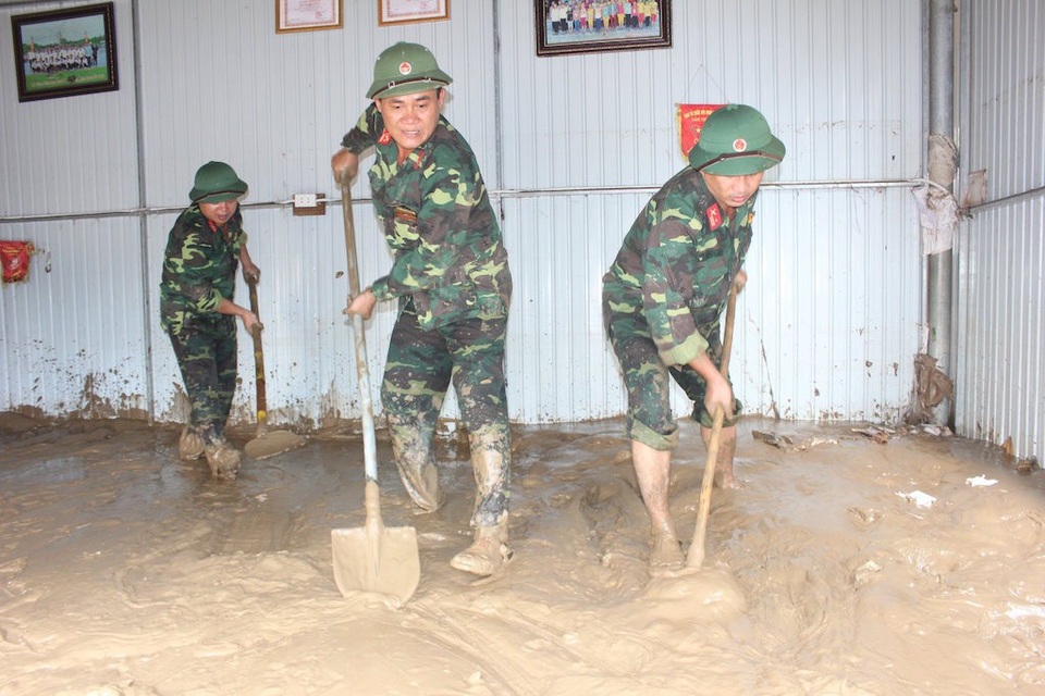 Hối hả dọn bùn sau lũ dữ - 13 Hối hả dọn bùn sau lũ dữ - 13