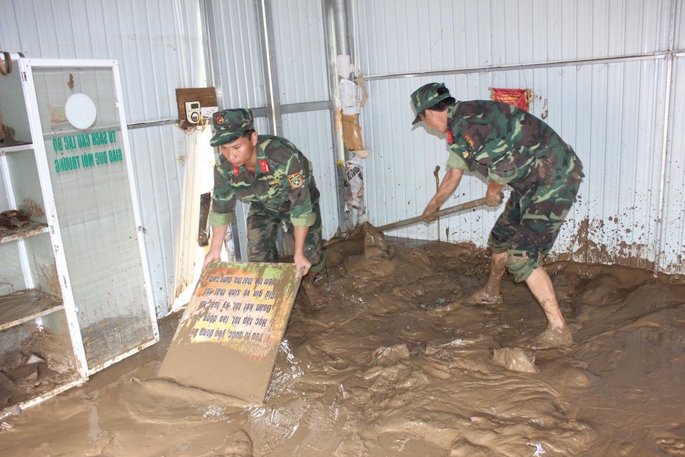 Hối hả dọn bùn sau lũ dữ - 14 Trong khi đó, tại huyện Con Cuông cũng nổ lực hết mình khắc phục hậu quả lũ lụt. (Ảnh: Tường Vi)