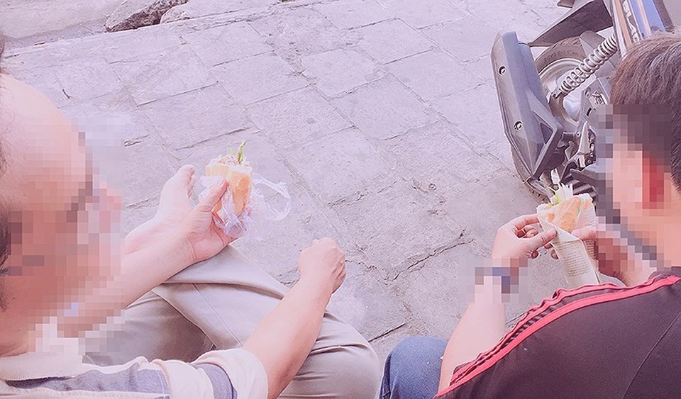 Phút nghỉ ngơi của trinh sát Huỳnh Quốc Vũ (bên trái) và đồng đội. Ảnh: NGUYỄN TRÀ