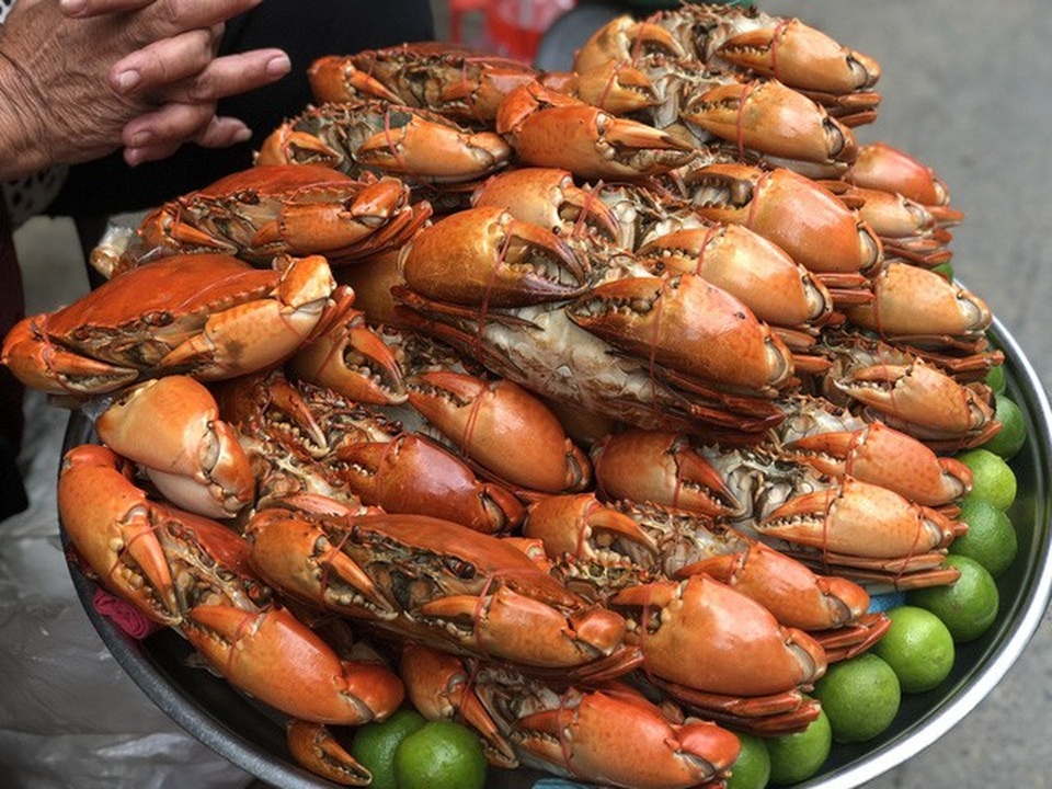 
Những con cua biển của dì Ba được bán tại một con hẻm trên đường Nguyễn Trãi, phường 7, quận 5, TPHCM vào khoảng 12h trưa mỗi ngày, thu hút hàng trăm người tới xếp hàng chờ đợi để được mua. (Ảnh: Đình Thảo)
