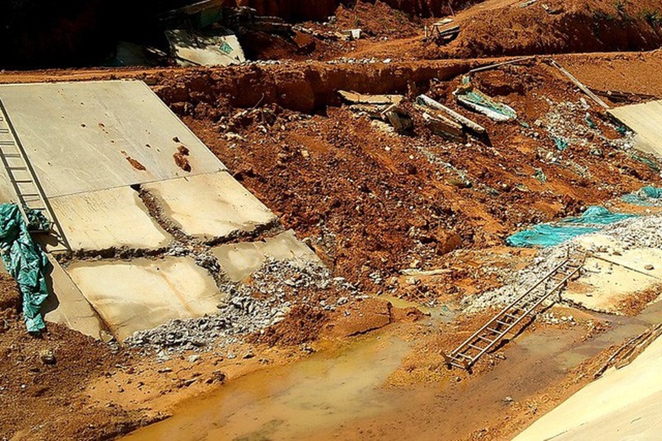 
Công trình kênh thủy lợi Ngàn Trươi - Cẩm Trang (xã Đức Bồng, huyện Vũ Quang, Hà Tĩnh) có tổng mức đầu tư hàng chục tỷ đồng, lở loét nghiêm trọng sau trận mưa lớn. (Ảnh: Văn Dũng)
