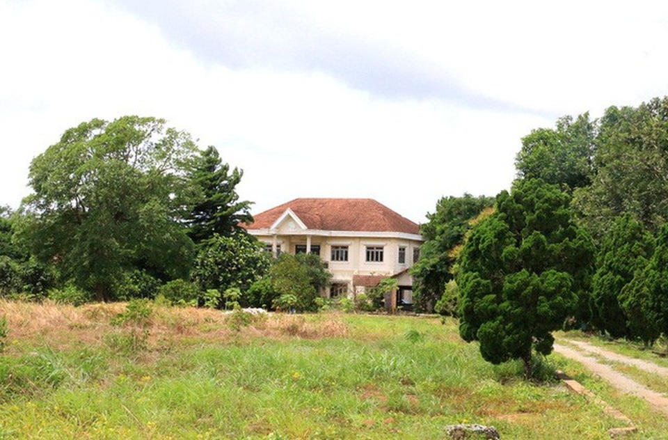 
Khu đất, biệt thự trị giá hơn 80 tỷ đồng (giá thị trường lên tới 200 tỷ đồng) tại xã An Tây, thị xã Bến Cát, tỉnh Bình Dương, được ông Nguyễn Hồng Khanh, nguyên Bí thư thị xã Bến Cát mua chỉ với giá... 8,7 tỷ đồng. Vì việc này, ông Khanh cùng 2 cán bộ ngân hàng bị khởi tố, bắt tạm giam. (Ảnh: Trung Kiên)
