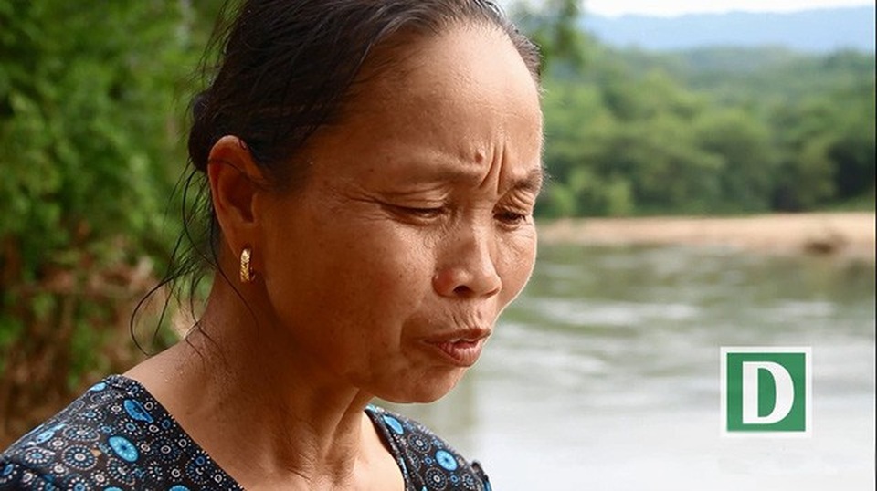 
Một người dân xã Kim Thượng (Tân Sơn, Phú Thọ) bày tỏ nỗi hoang mang, lo lắng khi trong xã bất ngờ lộ mấy chục người có HIV. Người phụ nữ này chia sẻ, giờ ra đường gặp anh em hay hàng xóm láng giềng không biết ai là người bị nhiễm HIV nữa... (Ảnh: Trần Thanh).
